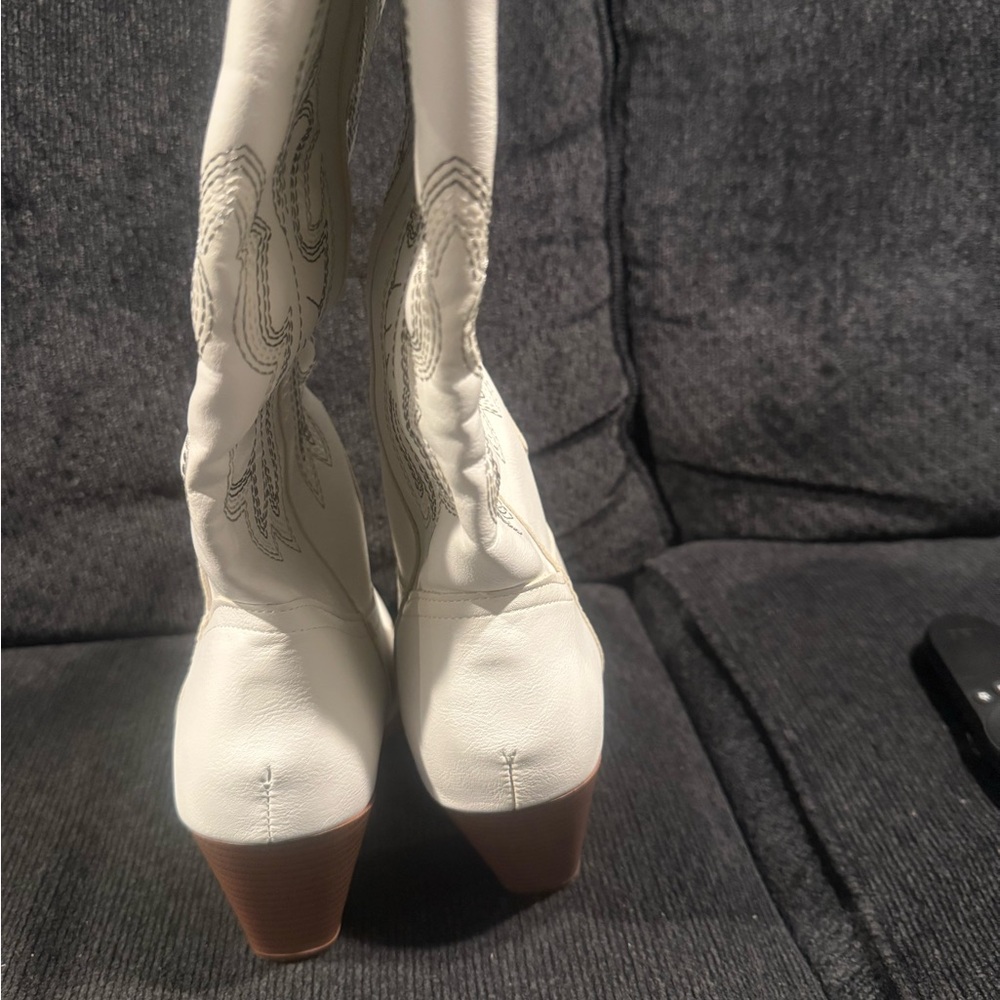 White Western-Style Women's Boots - Picture 4 of 7
